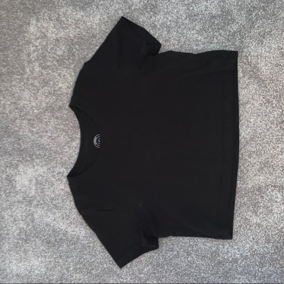 Black crop tee